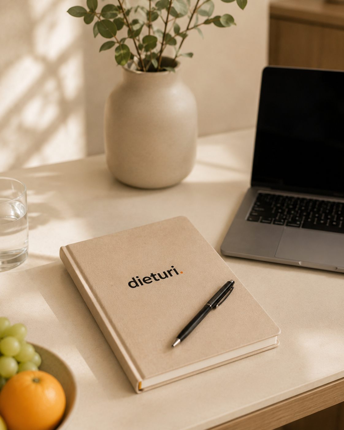 Notes Dieturi i laptop na biurku